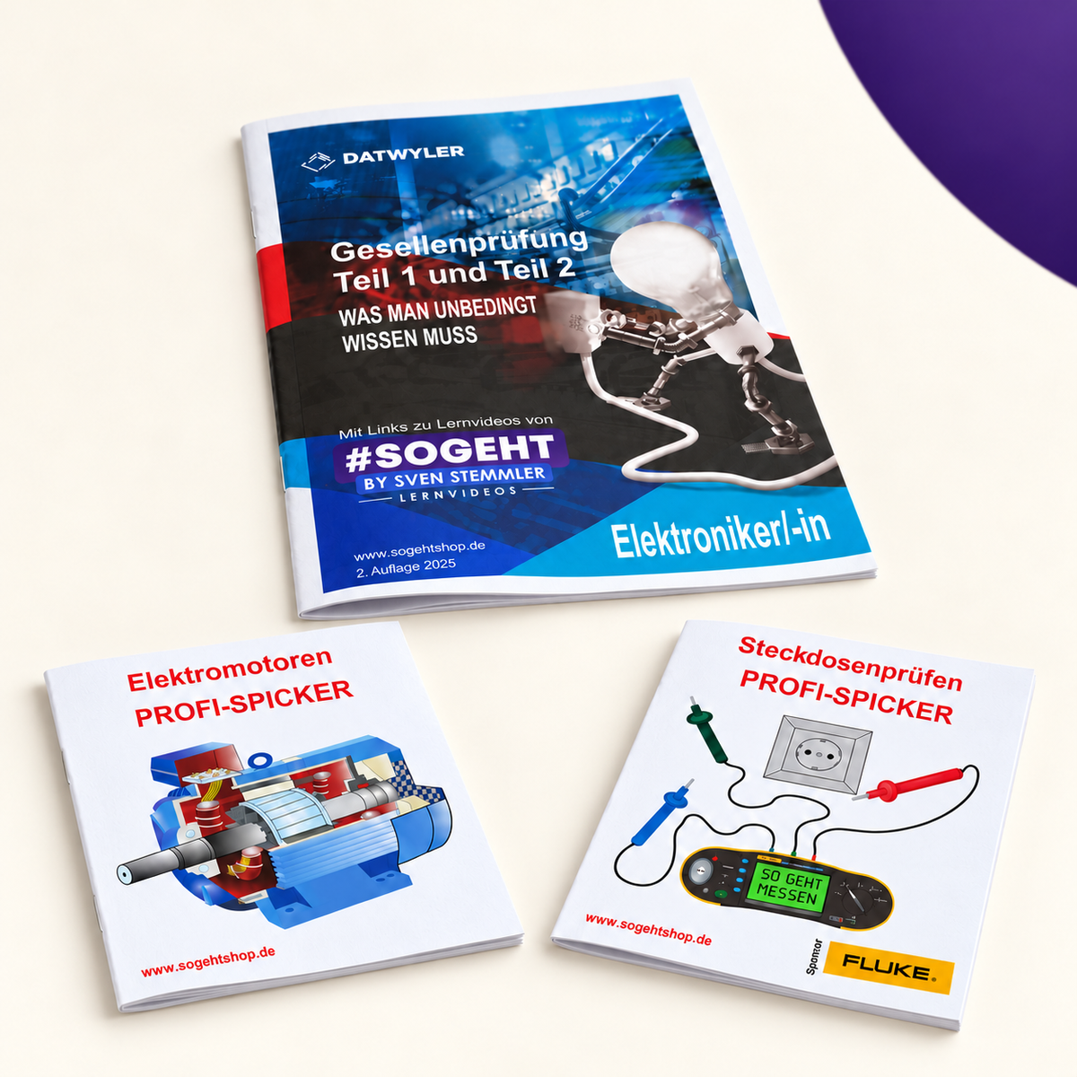Lernpaket Gesellenprüfung Teil 2 – drei dünne gedruckte Hefte: Prüfungsheft und Steckdosenprüfen-Profi-Spicker sowie Elektromotoren-Profi-Spicker. Ohne Übungs-PDF.